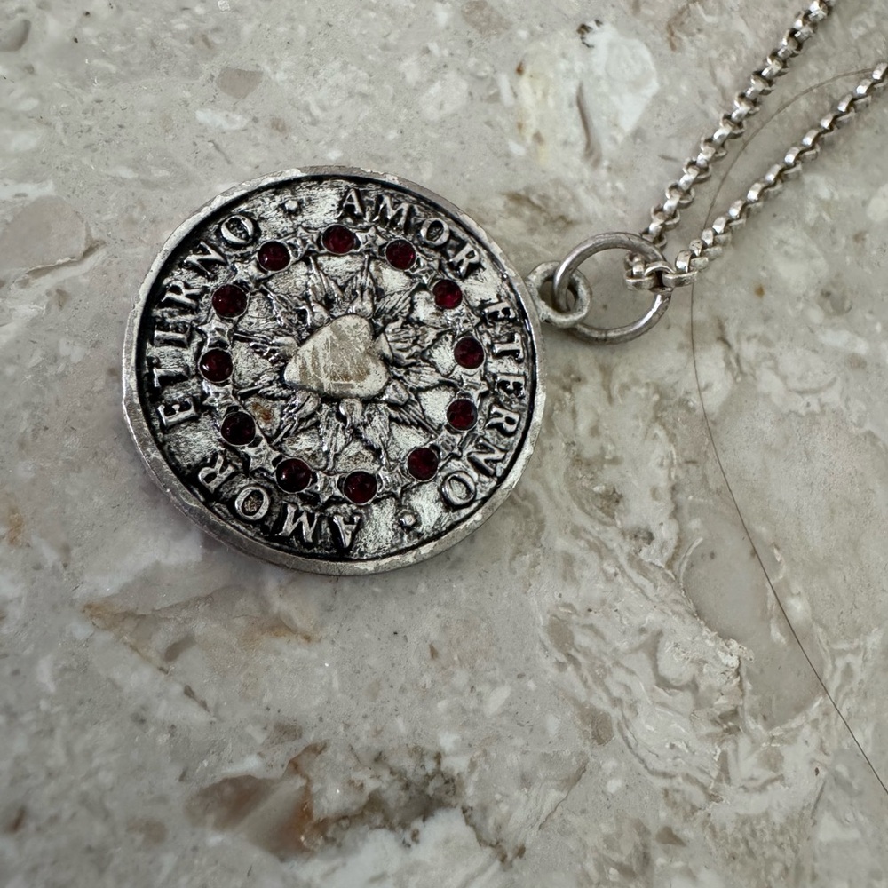 NWT! Very rare Amor Eterno pendant necklace from VSA